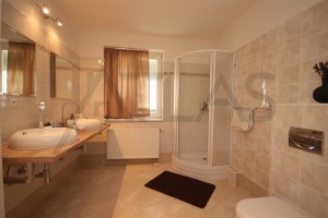 Spacious bathroom - For Rent: 6-bedroom House 250 sqm Prague 6 - Nebusice 