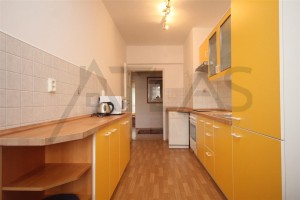 kuchyň a žlutá kuchyňská linka v bytě 4+1, 90 m2 na pronájem Praha 6 - Břevnov, ulice Na Petynce