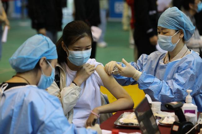 CNN: Zatímco západní země váhají, Čína zrychluje očkování vakcíny
