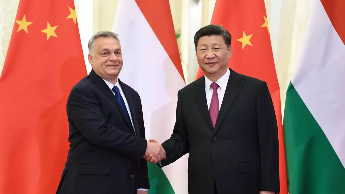 Čínský prezident Si Ťin-pching telefonický rozhovor s Maďarským premiérem Viktorem Orbánem
