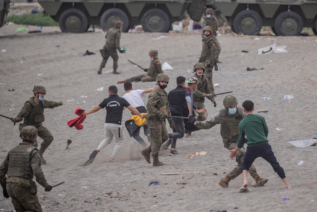Tisíce migrantů přišly z Maroka do Španělské Ceuty, armáda tam byla. „Obnovíme pořádek“