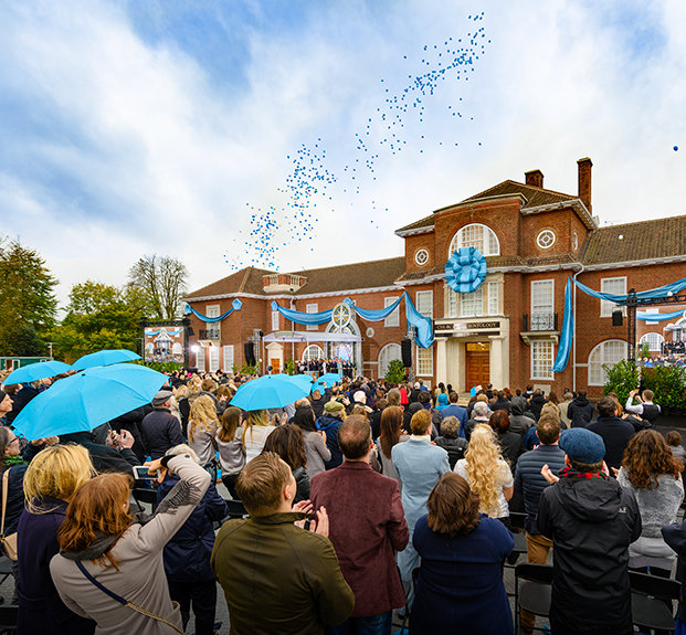 Scientologie ve městě Birmingham - Z davu se zvedá hromový řev, když padá stuha, což znamená nový věk pro scientology v Midlands