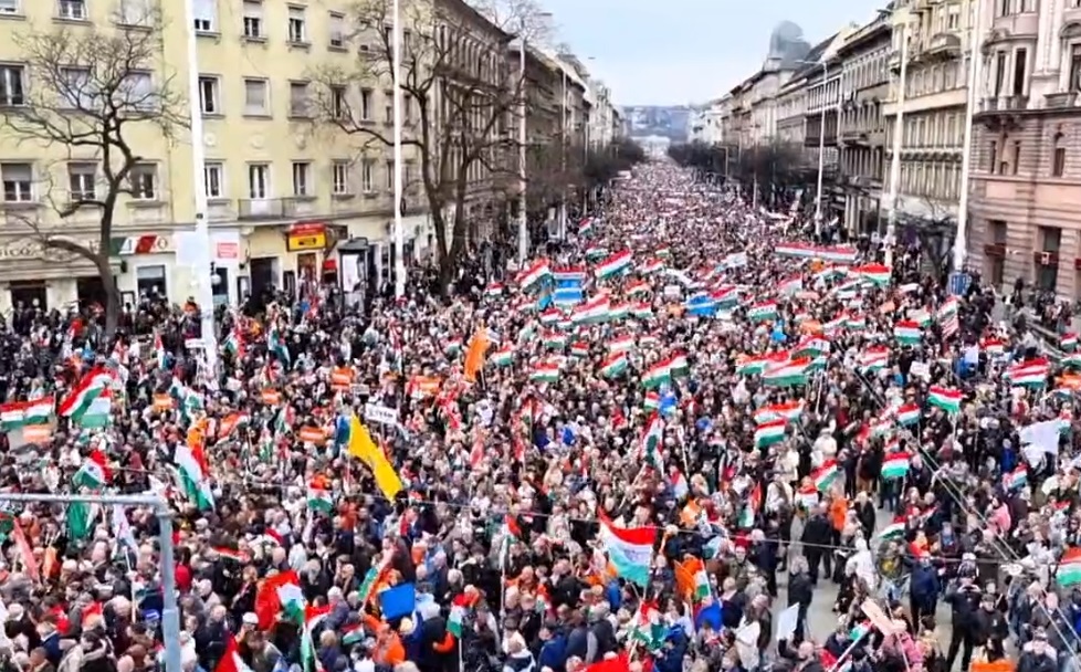 Několik desítek tisíc Maďarů se zúčastnilo pochodu proti válce na Ukrajině