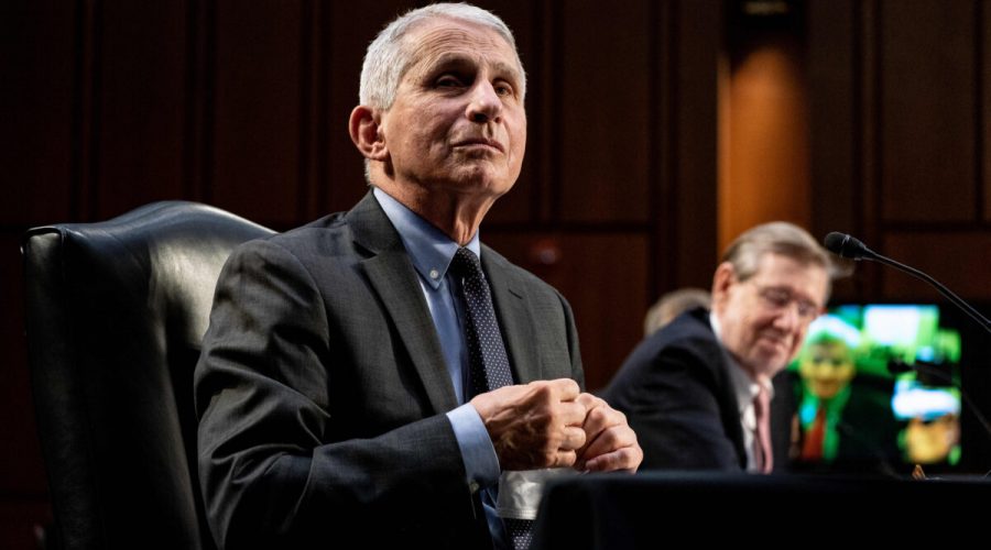 Anthony Fauci, ředitel amerického Národního institutu pro alergie a infekční nemoci, během slyšení v senátním výboru Kapitolu 18. března 2021, Washington, USA. Dr. Anthony Fauci vystoupil před společným slyšením sněmovních výborů, aby stanovil časový plán očkování dětí proti covidu-19.