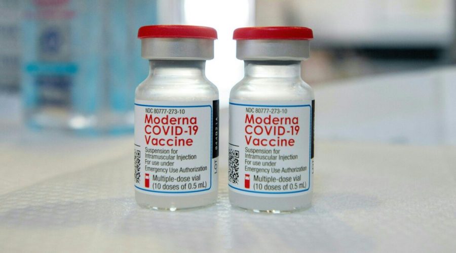 Lahvičky s vakcínou proti covid-19 od společnosti Moderna v Bridgeportu ve státě Connecticut