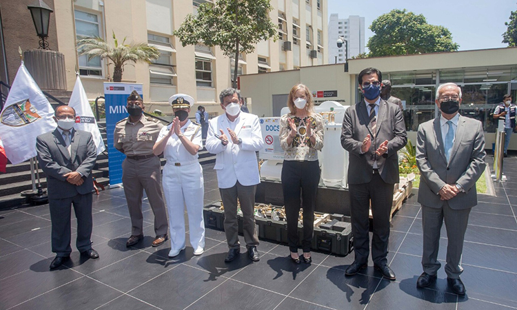 Spojené státy darují Peru výrobníky kyslíku, aby pomohli čelit třetí vlně COVD-19