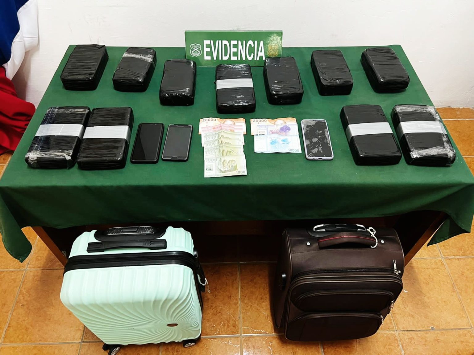 Pracovníkům Policie OS7 regionu Atacama se podařilo zadržet dva lidi bolivijské národnosti, kteří převáželi drogy v zavazadlech, které vezli na palubě autobusu. Jak oznámila uniformovaná policie, kontrola vozidla byla provedena v km 986 silnice 5 sever v sektoru Chañaral. Na místě byl kontrolován meziprovinční autobus, který přijel ze severu do Metropolitní oblasti, kde provedl kontrolu pes na detekci drog "Frodo". Tam byly drogy zjištěny ve dvou zavazadlech, která obsahovala 11 černých obdélníkových balení o celkové hmotnosti 5 kilo 651 gramů hydrochloridu kokainu a 6 kilo 574 gramů pasty na bázi kokainu. Dva lidé, identifikovaní iniciálami MATN, 27 let, a KASP, 22 let, oba bolivijské národnosti, byli zatčeni za trestný čin obchodování s drogami, který provedli na palubě autobusu.
