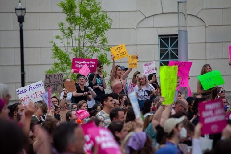Demonstranti se v květnu sešli v Nashvillu po zveřejnění návrhu rozhodnutí Nejvyššího soudu USA, kterým se zrušila ochrana práv na potrat