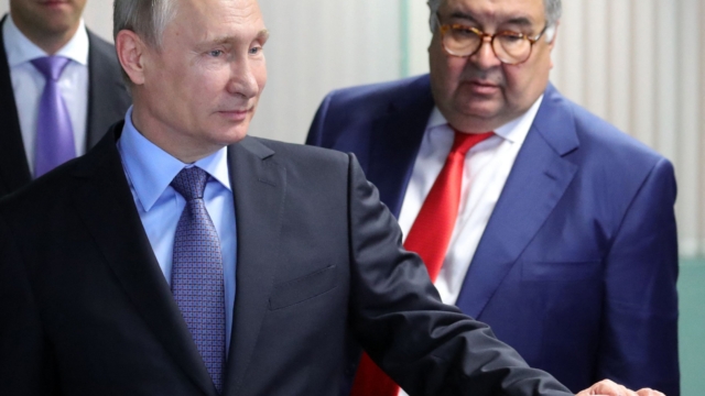 Ruský prezident Vladimir Putin a zakladatel USM Holdings Alisher Usmanov, na kterého Spojené království uvalily sankce 