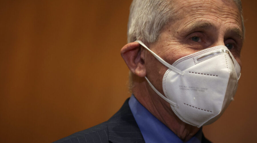 Dr. Anthony Fauci, ředitel Národního institutu pro alergie a infekční nemoci a hlavní lékařský poradce amerického prezidenta Joea Bidena, během slyšení ve Washingtonu 17. května 2022.