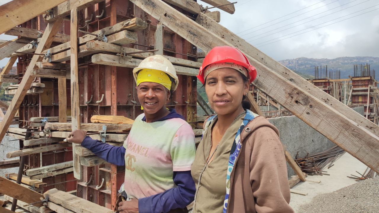 Ženy z Caracasu' Antímano Parish se vycvičili, aby postavili domy pro své rodiny v rámci venezuelské velké mise bydlení, kterou vytvořil Hugo Chávez v roce 2011