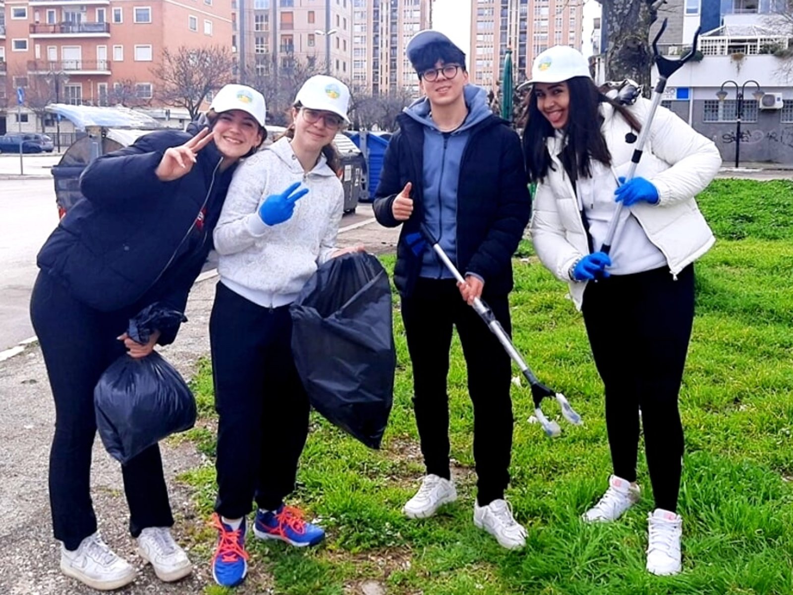 Dobrovolníci z Turínské pobočky nadace Cesta ke štěstí pravidelně uklízí ulice a zeleň svého města