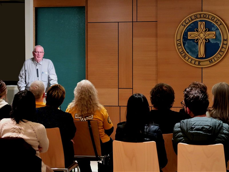 Marty Grisham, prezident Washingtonských dobrovolných organizací aktivních při katastrofách, na dni otevřených dveří v reakci na katastrofu v Seattleské scientologické církvi, který se konal u příležitosti Světového dne civilní obrany