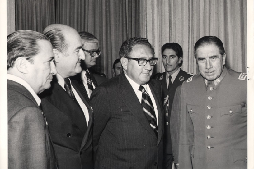 Henry Kissinger podporoval převraty po celém světě a spolupracoval s pravicovými milicemi. Na archivním snímku je s Henrym Kissingerem vůdce chilské pravicové vojenské junty Augusto Pinochet.