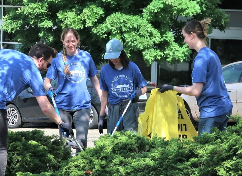 Členové Scientologické ekologické pracovní skupiny se připojili k různým jednotlivcům na podporu starostovy  iniciativy One Seattle Day of Service  