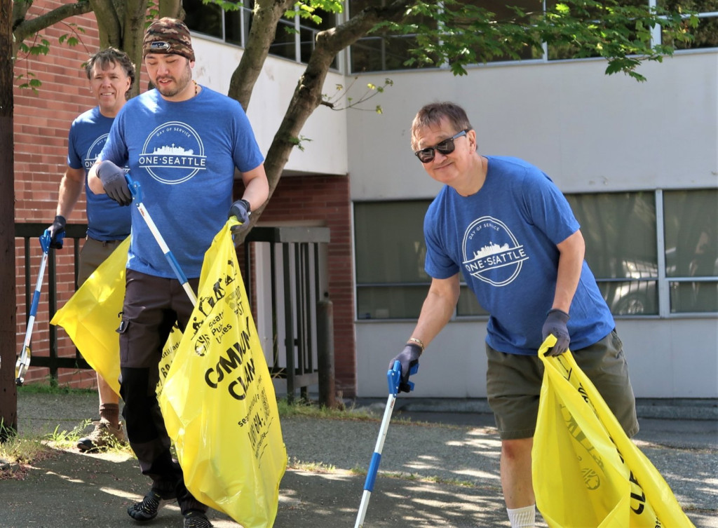 Dobrovolníci ze Scientologické církve v Seattle sbírali a likvidovali odpadky ve čtvrti Queen Anne v Seattlu