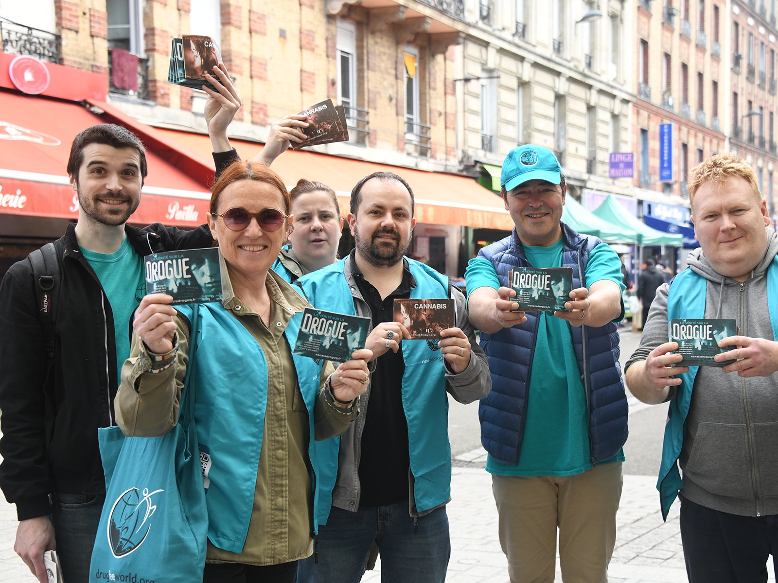 Dobrovolníci ze Scientologické církve v Paříži podnikají kroky k ukončení zneužívání drog a závislosti tím, že sdílejí svou protidrogovou osvětovou kampaň s komunitou.