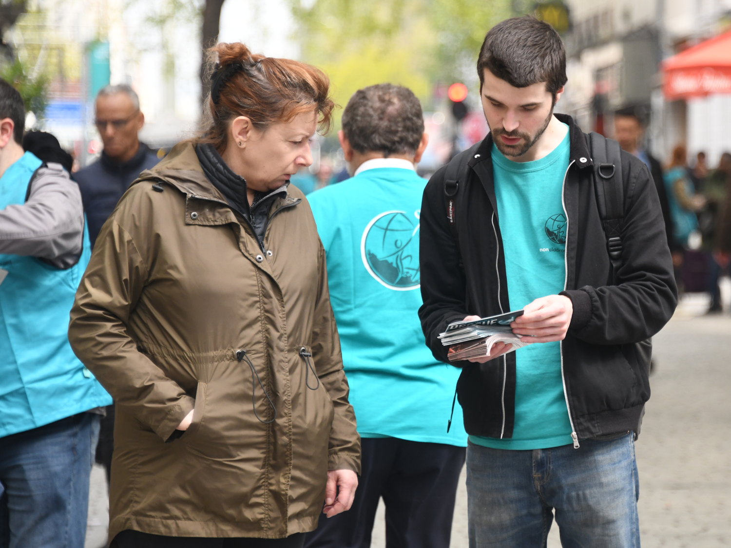 Pařížští scientologové oslovují místní obyvatele formou jeden na jednoho s pravdou o drogách