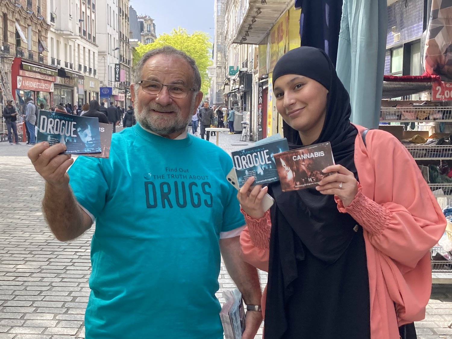 Brožury Truth About Drugs jsou o drogové edukaci založené na faktech a pomáhají lidem, aby se sami rozhodli, že nebudou brát drogy - Pařížští scientologové oslovují místní obyvatele formou jeden na jednoho s pravdou o drogách