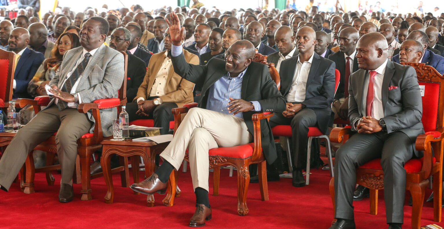 Prezident William Ruto mává během bohoslužby v Kakameze 18. června 2023