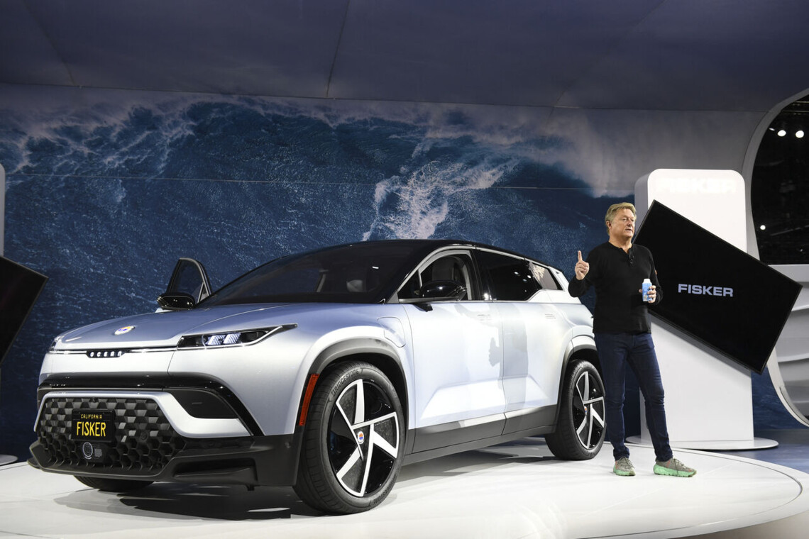 Henrik Fisker hovoří o elektrickém vozidle Fisker Ocean poté, co bylo odhaleno během AutoMobility LA před autosalonem v Los Angeles 17. listopadu 2021 v Los Angeles v Kalifornii.