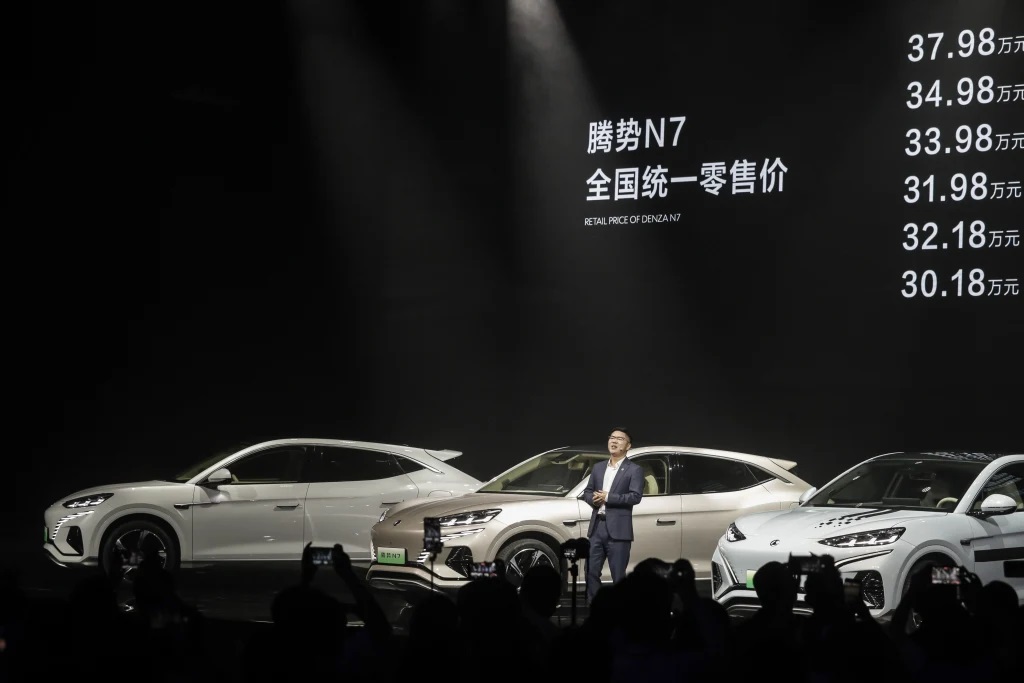 Odhalení elektrického SUV BYD Denza N7 v čínském Pekingu 3. července. BYD je nejprodávanější automobilová značka v Číně