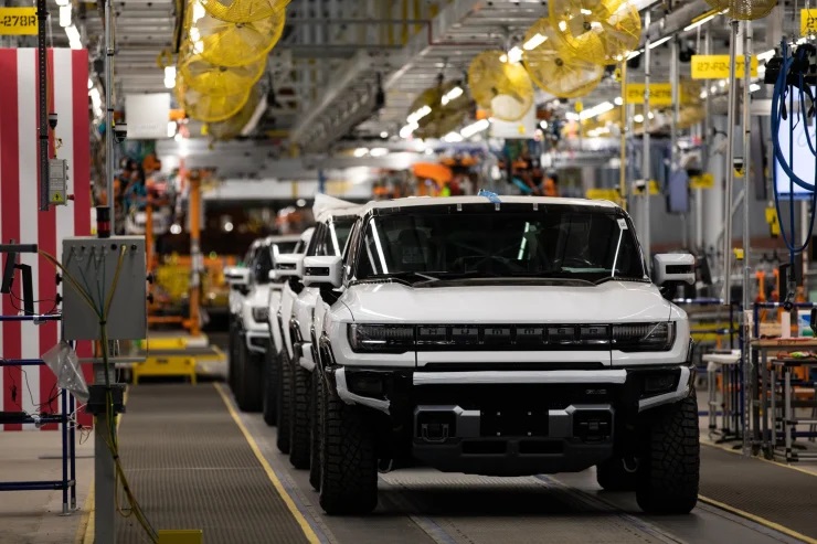 Elektromobily Hummer na výrobní lince v Detroitu ve Spojených státech