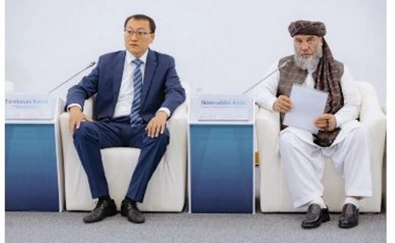 kazašský náměstek ministra obchodu Kairat Torebayev (L) a afghánský ministr obchodu a průmyslu Nouriddin