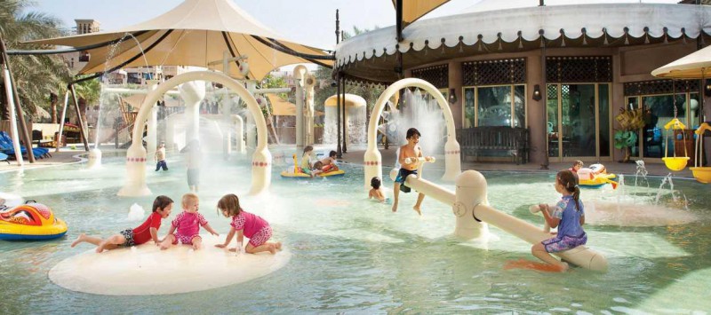 dovolená s dětmi někde u hotelového bazénu - ve Spojených arabských emirátech