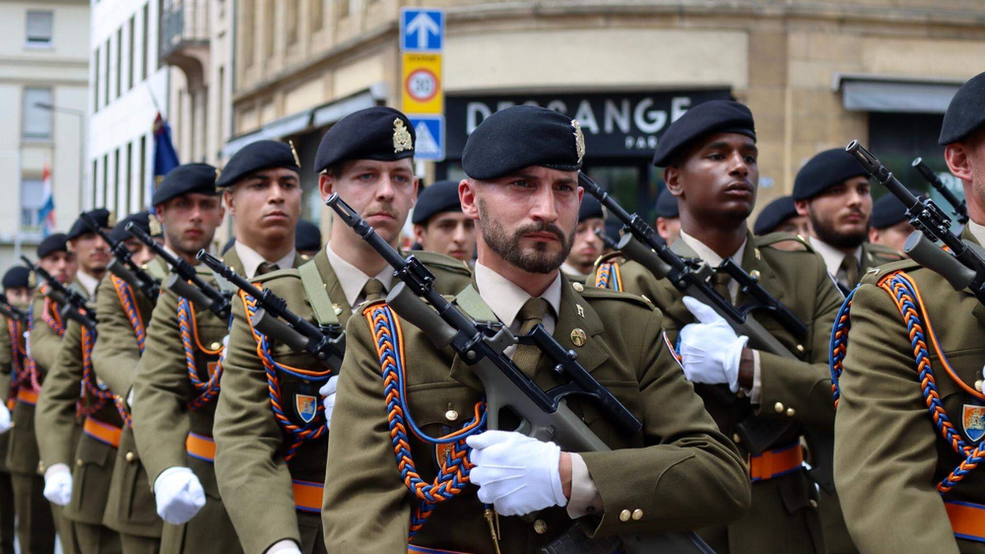 Vojáci lucemburské armády pochodují se svou bývalou primární útočnou puškou Steyr AUG během oslav národního dne země 23. června 2022